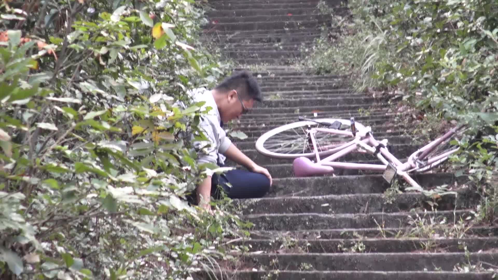 男孩山地车冒险，台阶俯冲与意外摔倒的挑战之旅