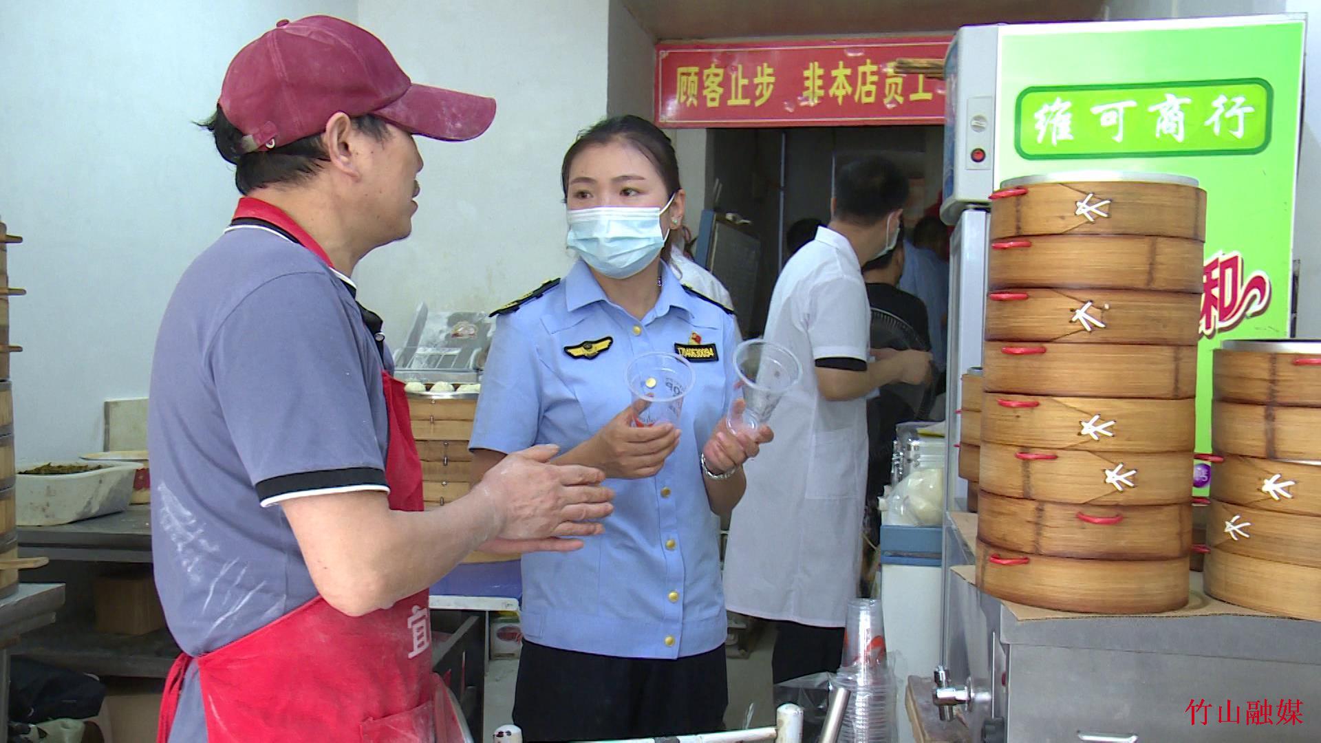 肥娟小吃店接受市监局人员检查，食品安全保障行动顺利展开