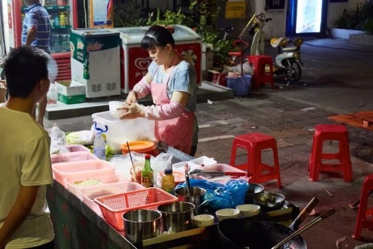杭州凌晨街头，腊八粥温暖人心