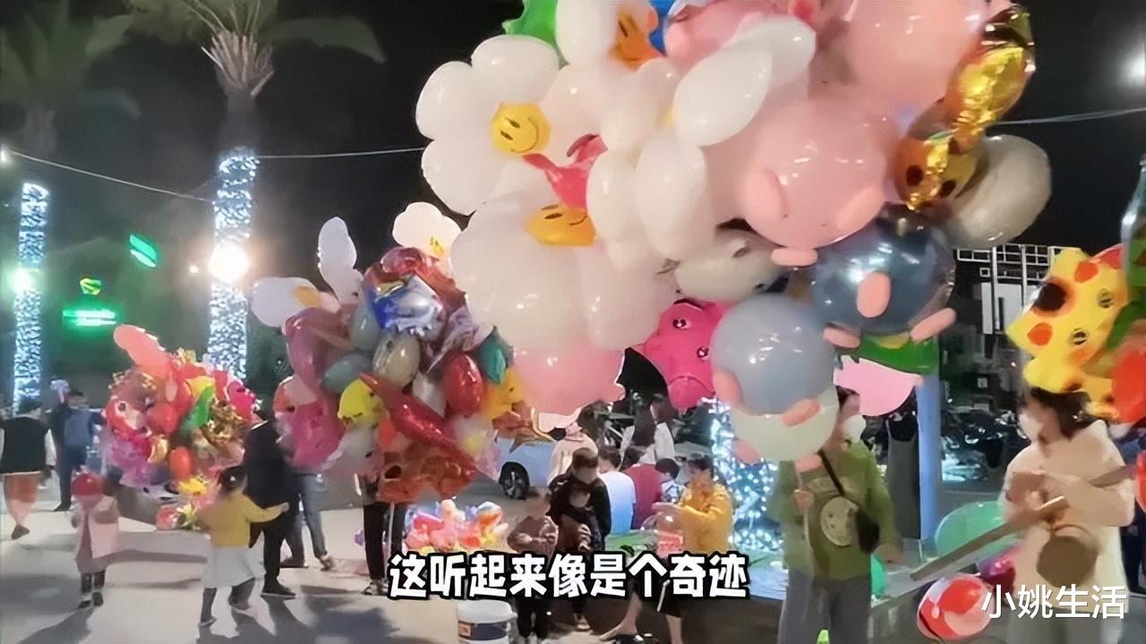 女子跨年夜气球销售，一晚收入惊人，超越一月工资！