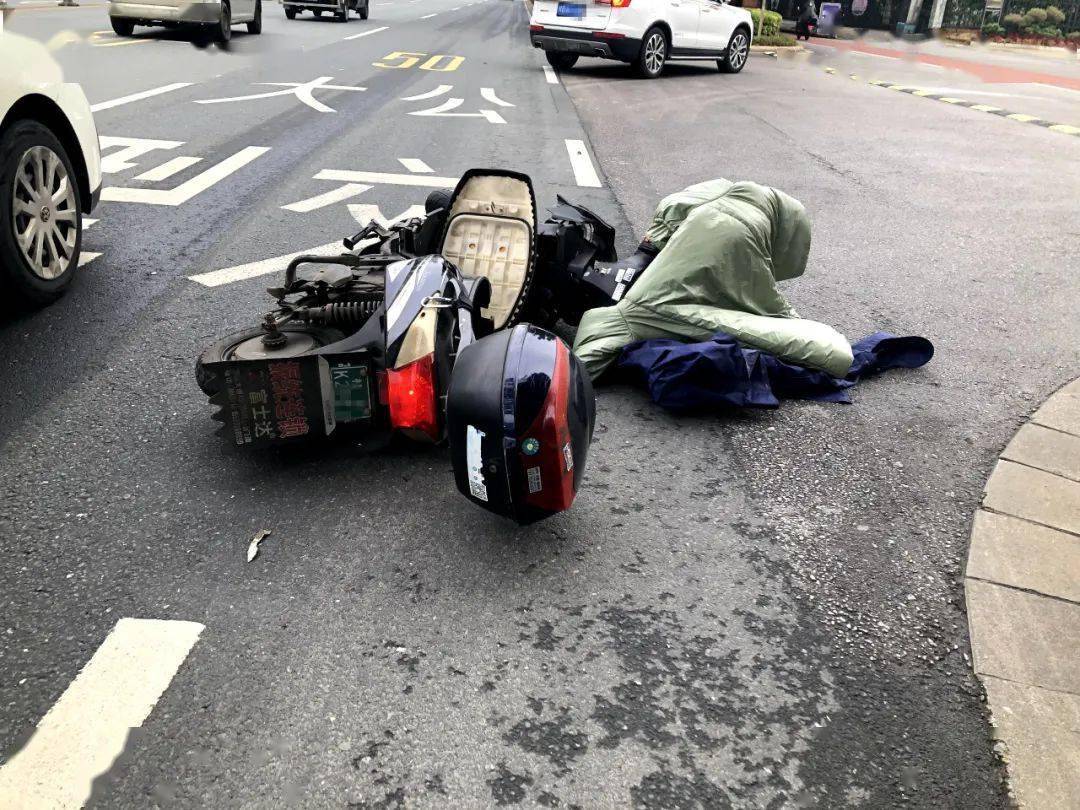 斑马线事故引发关注，电动车被撞，司机逃逸事件曝光