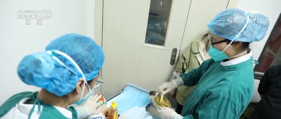 逆境中的重生，男子下肢截瘫后的站立之路