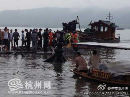 杭州西湖边近百平方米钢板离奇吹翻事件探秘