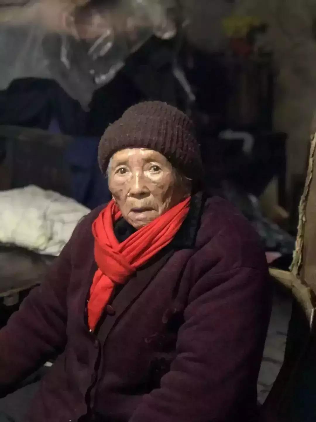 丈夫归家献工钱，真情流露暖妻心