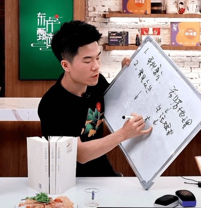 董宇辉亮相消博会专场盛宴，共赴辉煌之旅