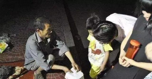 温暖庇护下的感人故事，女子救助流浪汉，男子弟弟深情致谢
