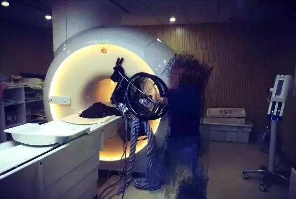 医生吸烟同时进行核磁共振操作，伦理与安全的严峻考验