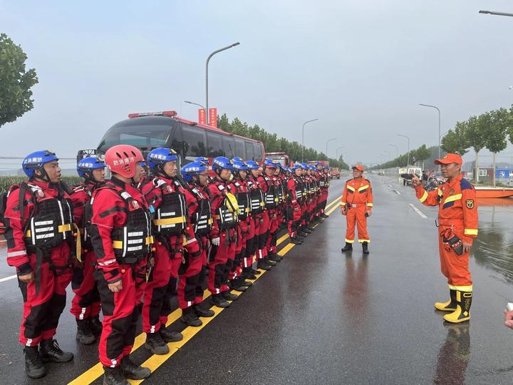 河北高速民警狂风中的守护，坚定身影诠释道路安全提示