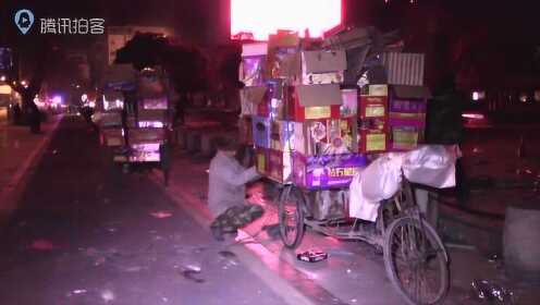 男子捡烟花筒卖钱洗车，人生百态中的细微之处