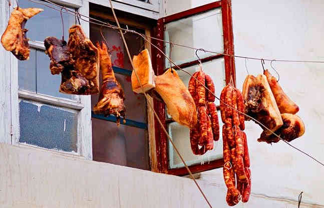 大爷顺走腊肉，店主机智追回记