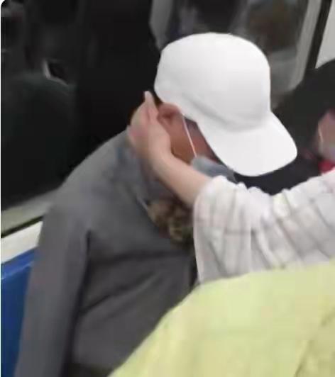 上海让座争议，老人指责小伙不让座事件引热议