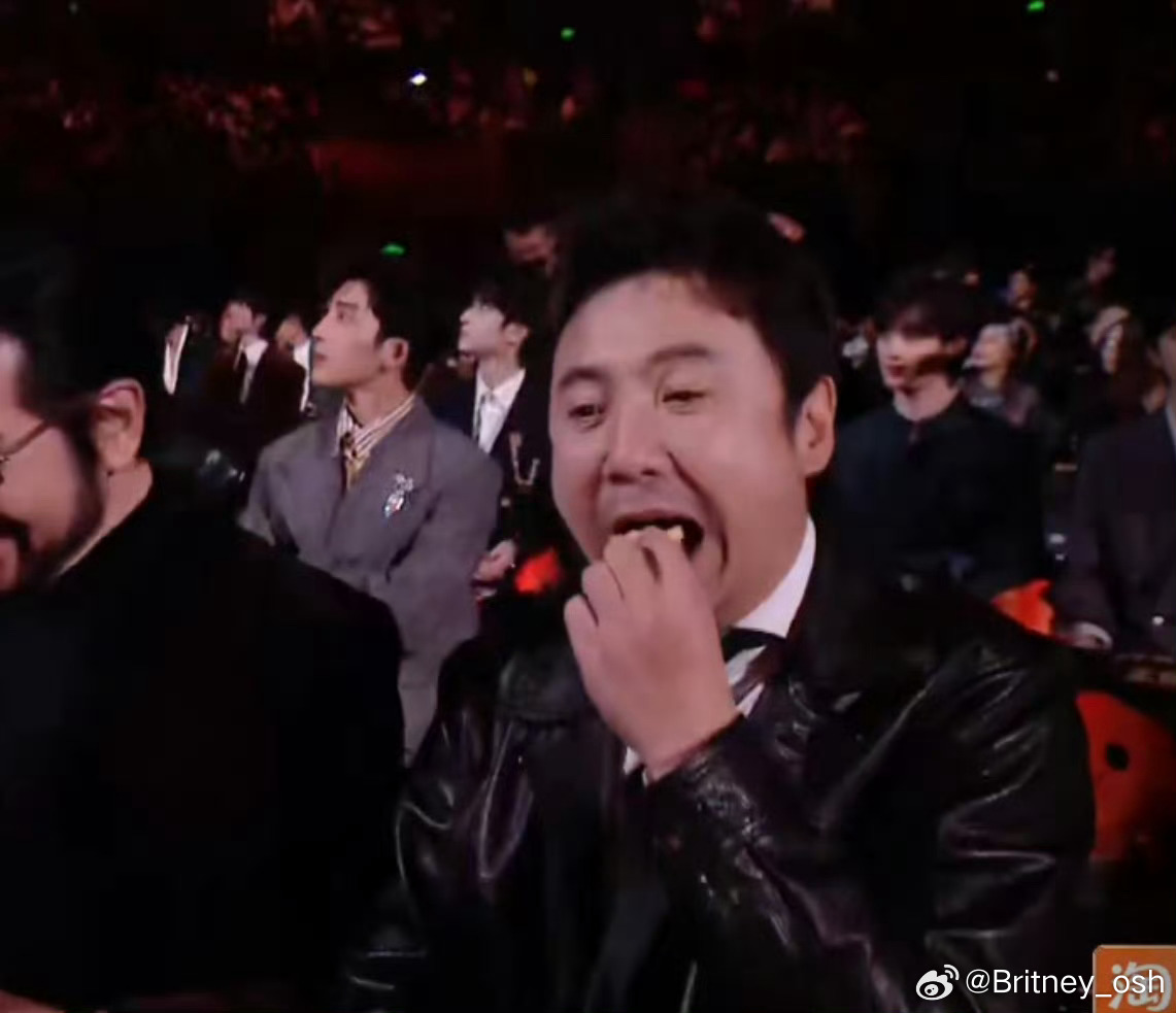 沈腾微博之夜现场偷吃零食，个性魅力尽显舞台之上