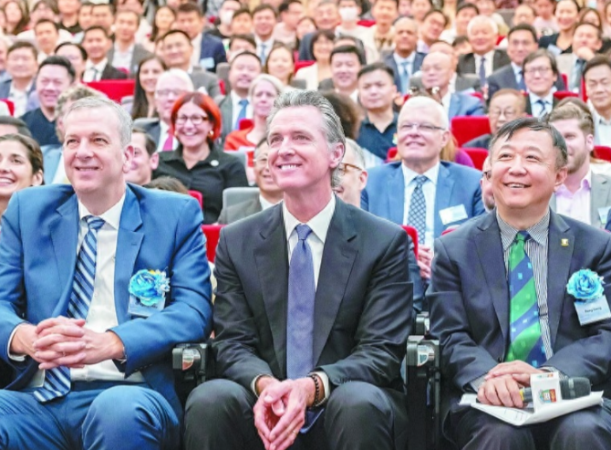 加州州长，重建之路呼唤新的马歇尔计划