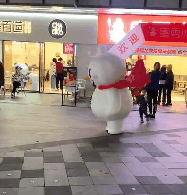 蜜雪冰城重塑品牌标识，红色招牌回归与市场策略调整深度解读