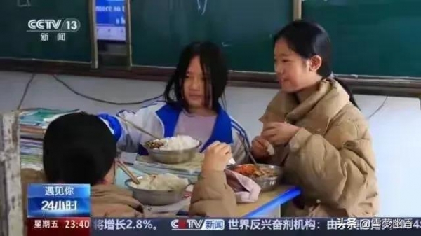 坚毅之心，14岁女孩八年如一日背闺蜜上学的深厚情谊故事