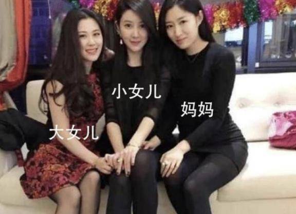 谢浩男首度晒出与母亲的温馨合照，家庭之爱的珍贵见证