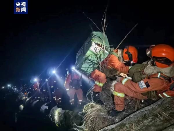 西藏地震后首夜，消防员彻夜守护，帐篷内不眠之夜