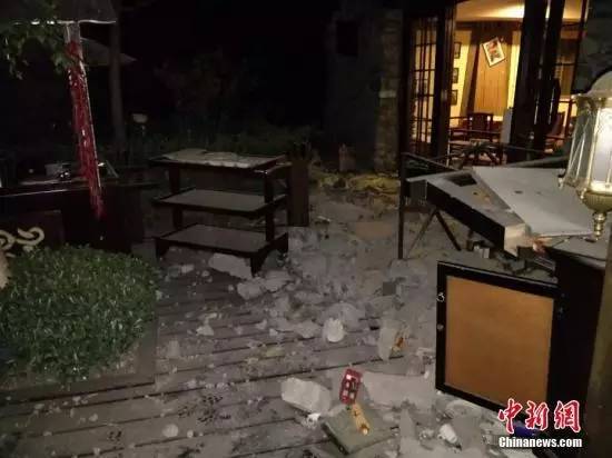 宁夏银川地震瞬间实拍，吊灯剧烈摇晃下的震撼瞬间