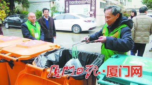 环卫工翻垃圾六小时找回巨额彩礼，诚信与责任的闪光见证