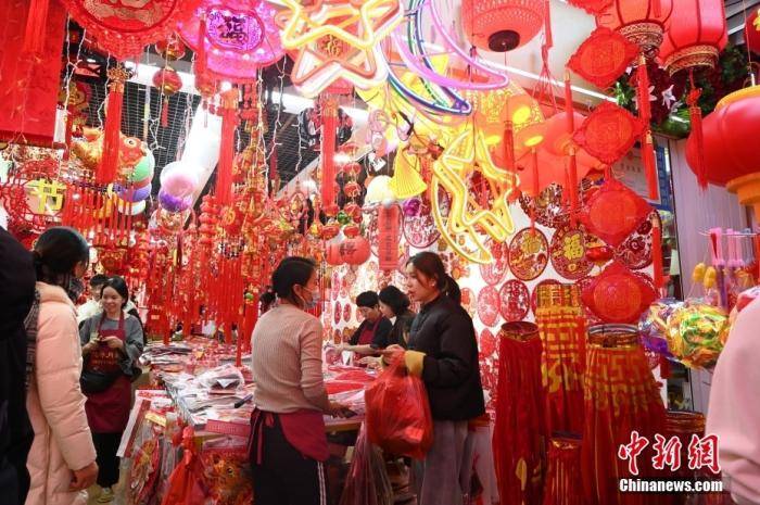 春节前的热闹氛围与消费热潮，年味日渐浓，节前消费火热