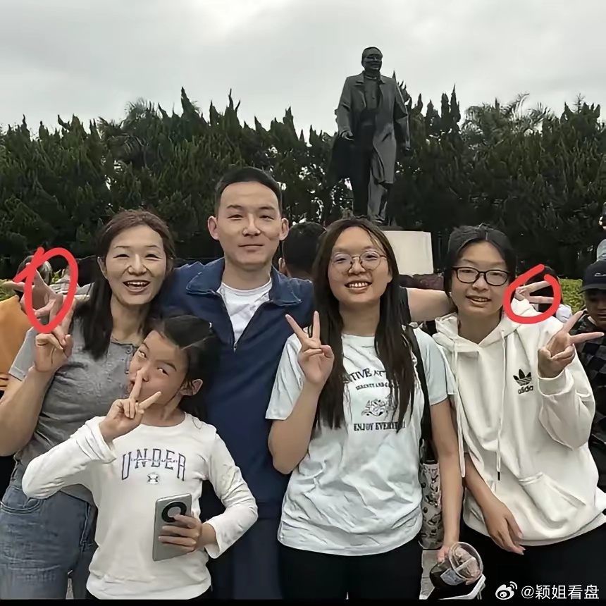 谢浩男母亲晒幸福时光，爱的见证与陪伴的亲子合照