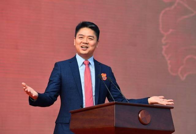 刘强东回馈家乡，为老人发放万元红包福利