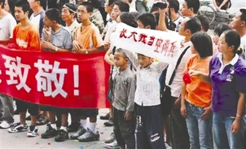 西藏震区男孩的坚定梦想，成为解放军战士的憧憬之路
