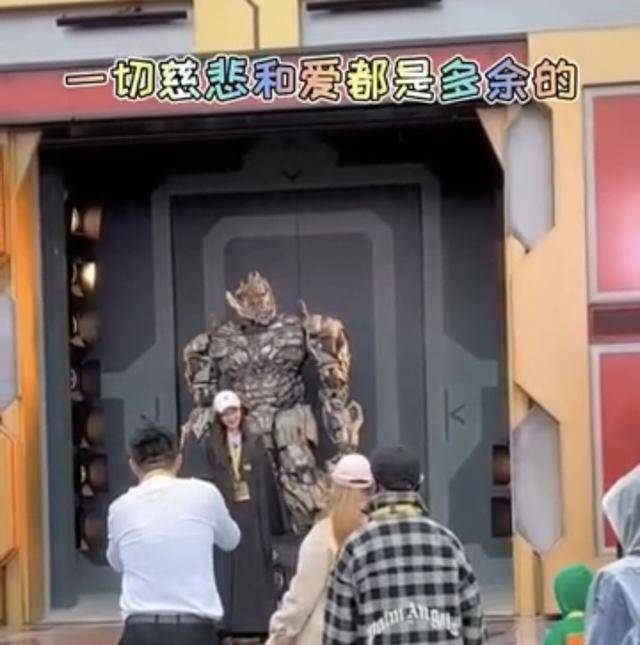 亲情的力量与生命的尊严，儿子抱残疾母亲上台合影