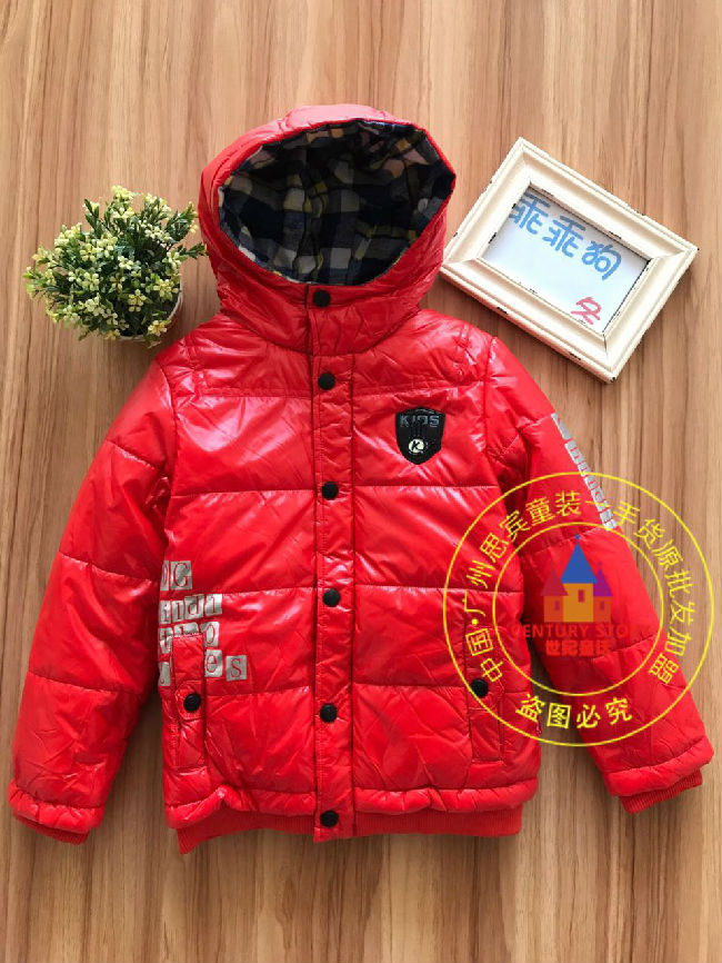 宝宝被萌爸暖心包裹羽绒服兜里，温馨画面超有爱