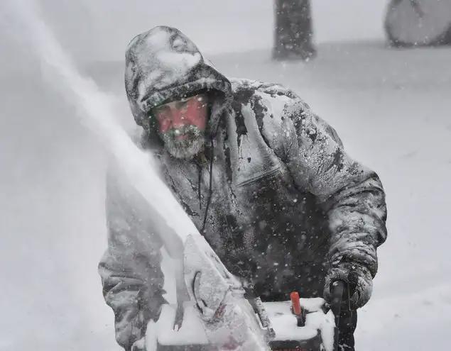 韩民众雪中裹锡箔纸抗议，要求逮捕尹锡悦，社会舆论风暴来袭