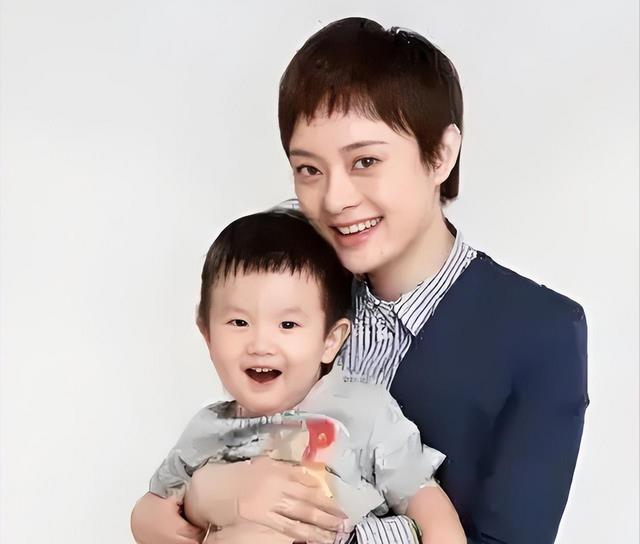 孙俪女儿绘画肖像，展现小小艺术家的爱意