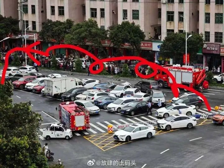 南昌特警回应多辆警车空转跑数据事件