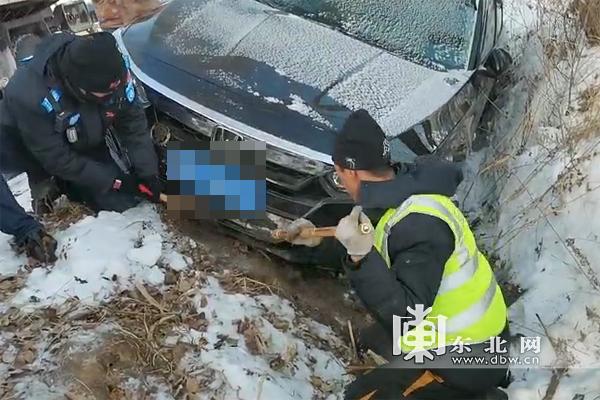 多车拐弯事故，左轮滑入排水沟的驾驶困境与解决方案