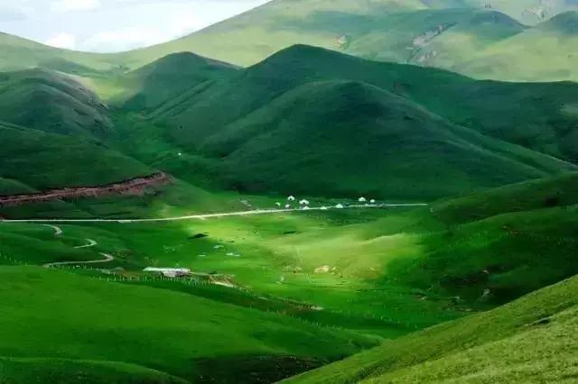 水力量与地貌变迁，河流如何劈开山脉的奥秘探索