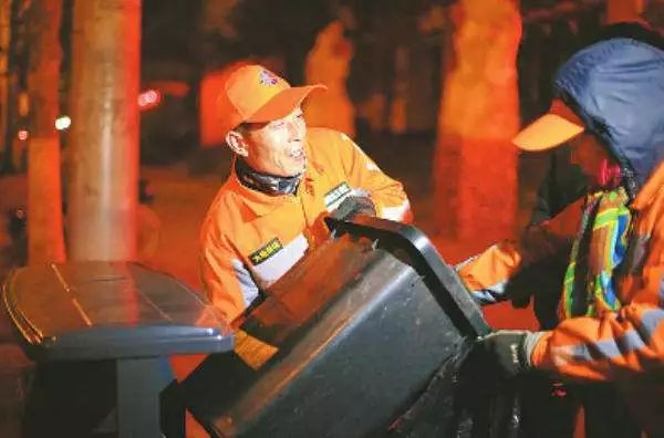 深夜街头，责任与勇气的探寻之路
