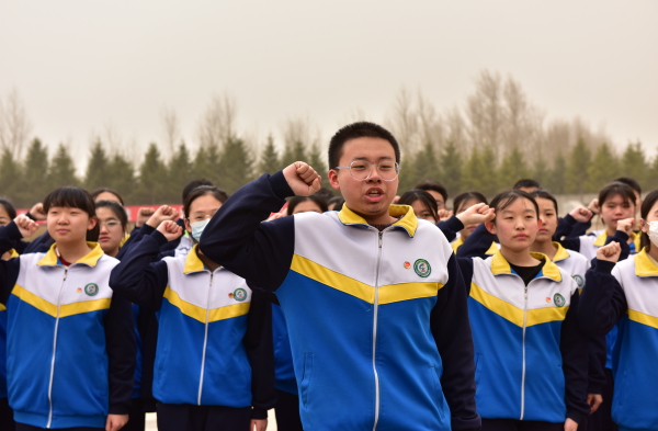 毛主席外孙王效芝携家人回韶山祭扫，传承红色血脉，缅怀革命英魂