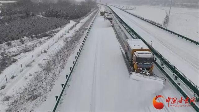 甘肃交通部门迎首场雪积极应对，保障交通畅通显担当