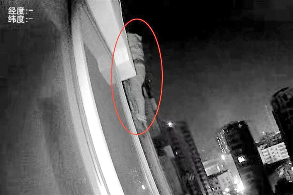 女子遭遇惊魂夜，房顶意外消失揭示神秘事件
