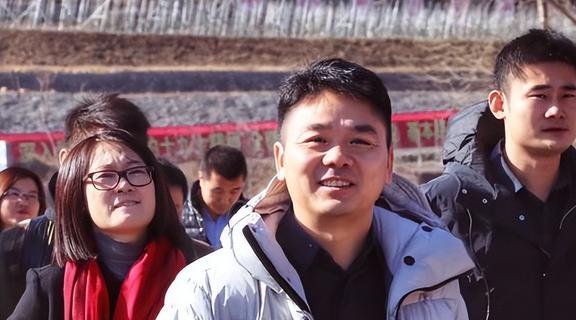 刘强东父亲乡村之行，电商情怀与人文关怀展现于光明村