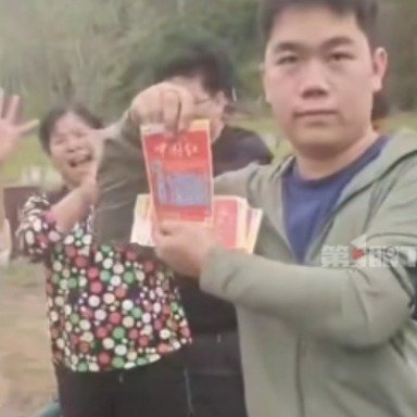 男子扫墓遇彩票大奖，命运瞬间转折