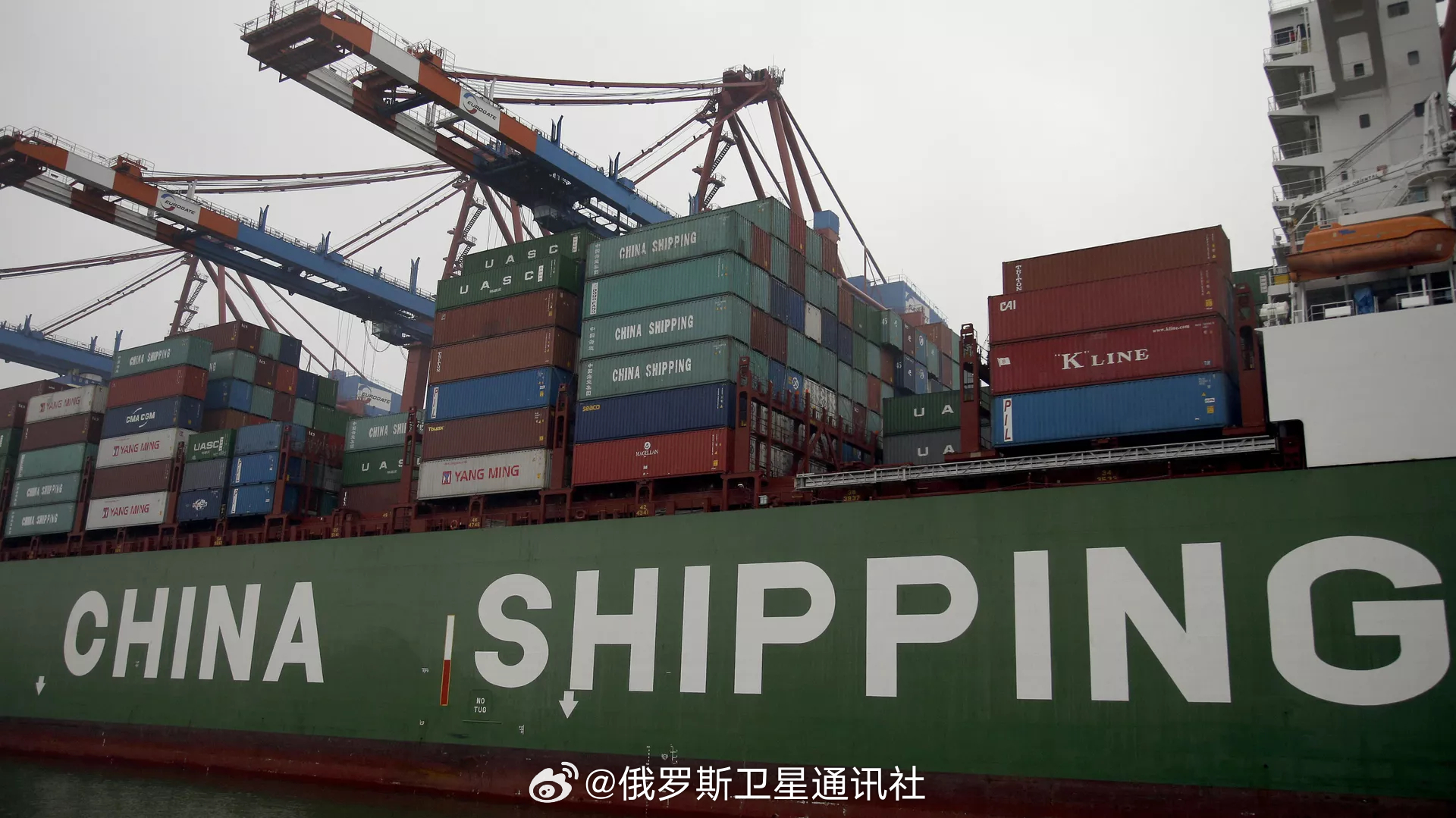 中方严正驳斥美方对中国船只征收港口停靠费的无理行为