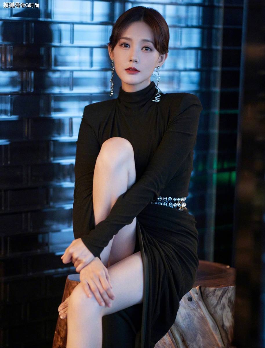 李一桐暗黑魔女造型，挂脖长裙展现神秘魅力