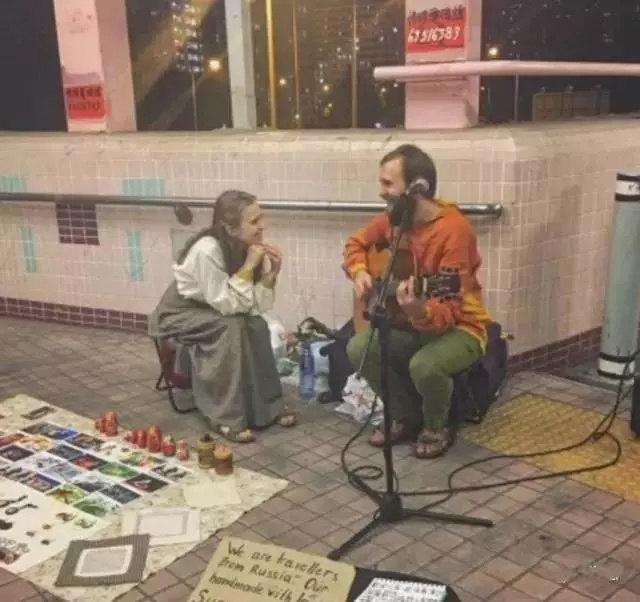 环卫工人找回情侣误抛的23万现金，珍视财物的重要性警示