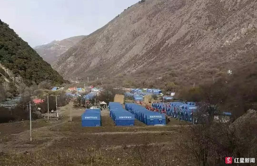 西藏地震受灾民众，灾难无情，人间真情显现