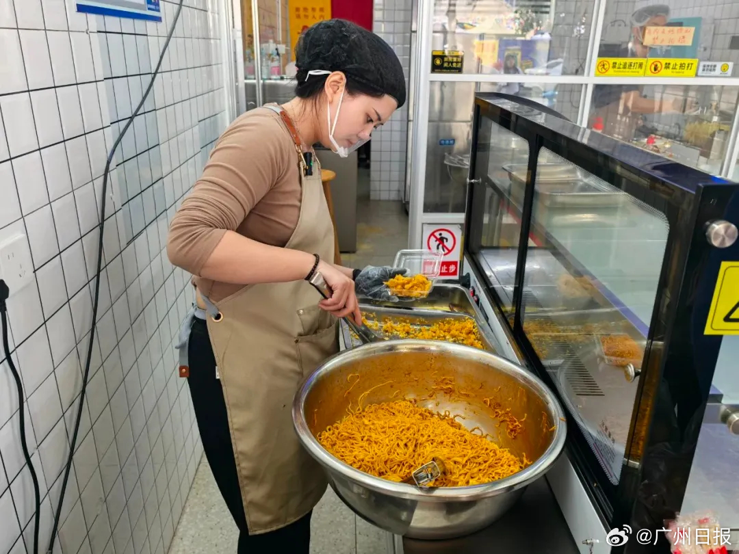 肥娟小吃店打烊时刻的门口实录，慢直播展现夜色的宁静与繁忙