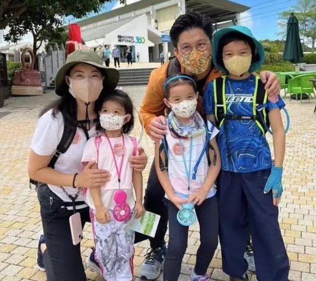 郭晶晶霍启刚假期户外亲子活动，家庭力量与自然美好的融合爬山之旅