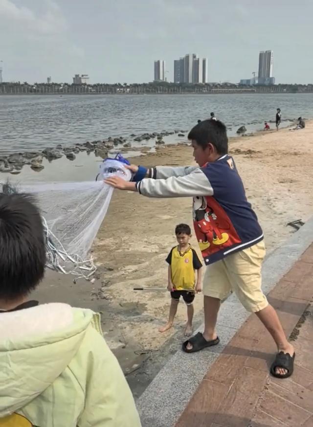 小孩哥捕鱼神技，十秒捞起满网鱼