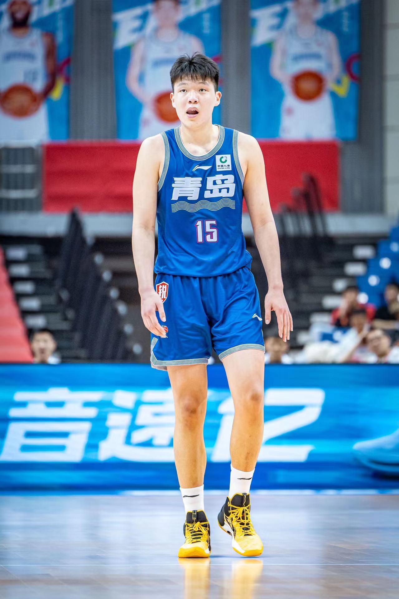 杨瀚森独揽22分11板4助，赛场表现闪耀光芒