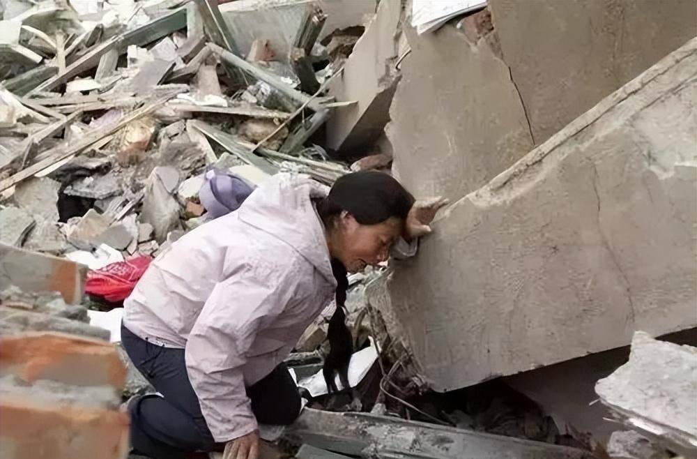 地震中的英勇与温情，男生背起行动不便同学逃生纪实