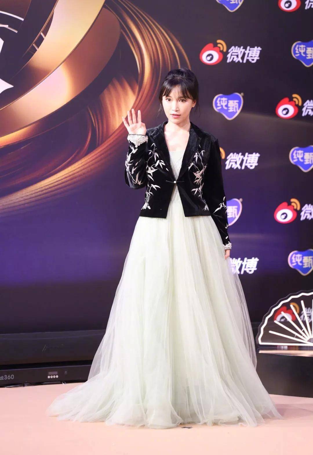 李子柒古典与现代融合，红毯上的古风造型惊艳亮相
